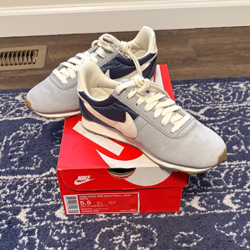 Nike Women's Sneakers in Navy and Cream